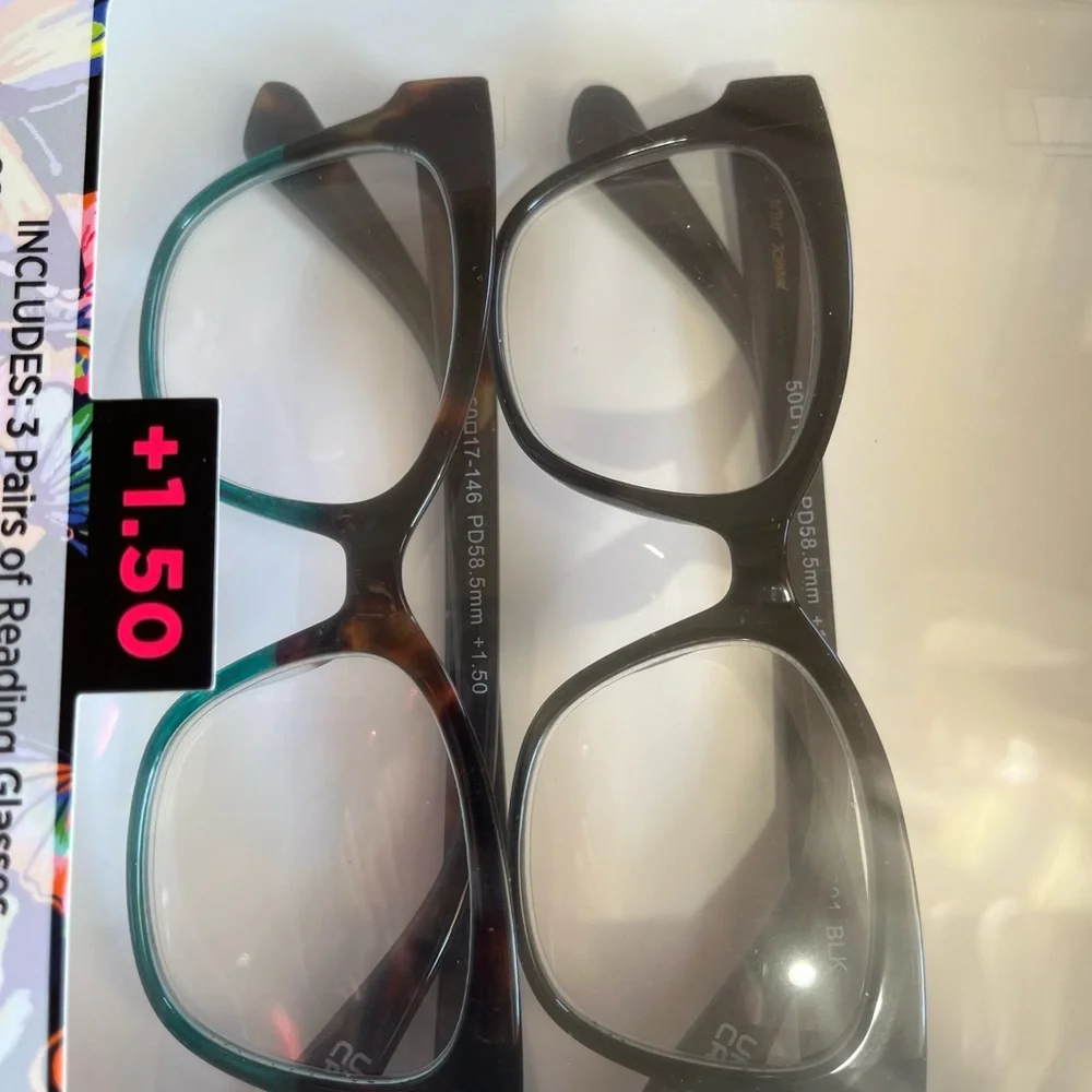 2 pair Betsey Johnson Reading glasses +1.50 - Picture 3 of 3